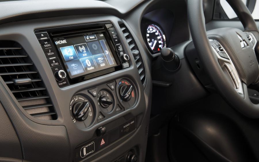 Детали интерьера Mitsubishi Triton GLX Double Cab 2019 года  (AU) (фото 3 из 10)